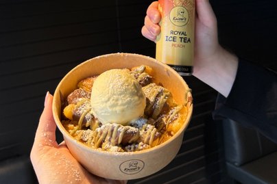 Kaiserschmarr'n und Eistee in der Hand 