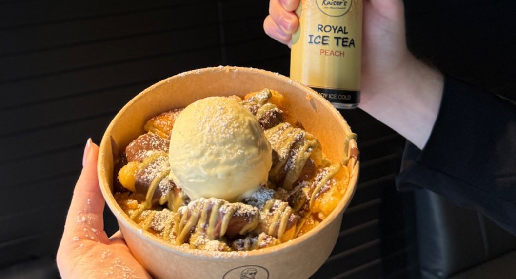 Kaiserschmarr'n und Eistee in der Hand 