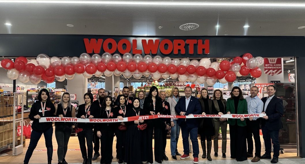 Viele Menschen zur Eröffnung von Woolworth, Band wird durchgeschnitten