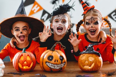 Halloween mit Kindern und Kürbissen