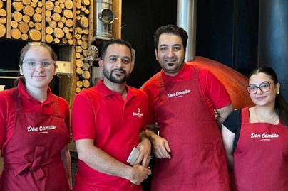 Team von Don Camillo - vier Personen in rot gekleidet