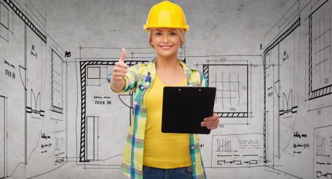 Bauarbeiterin mit Helm und Plan in der Hand 