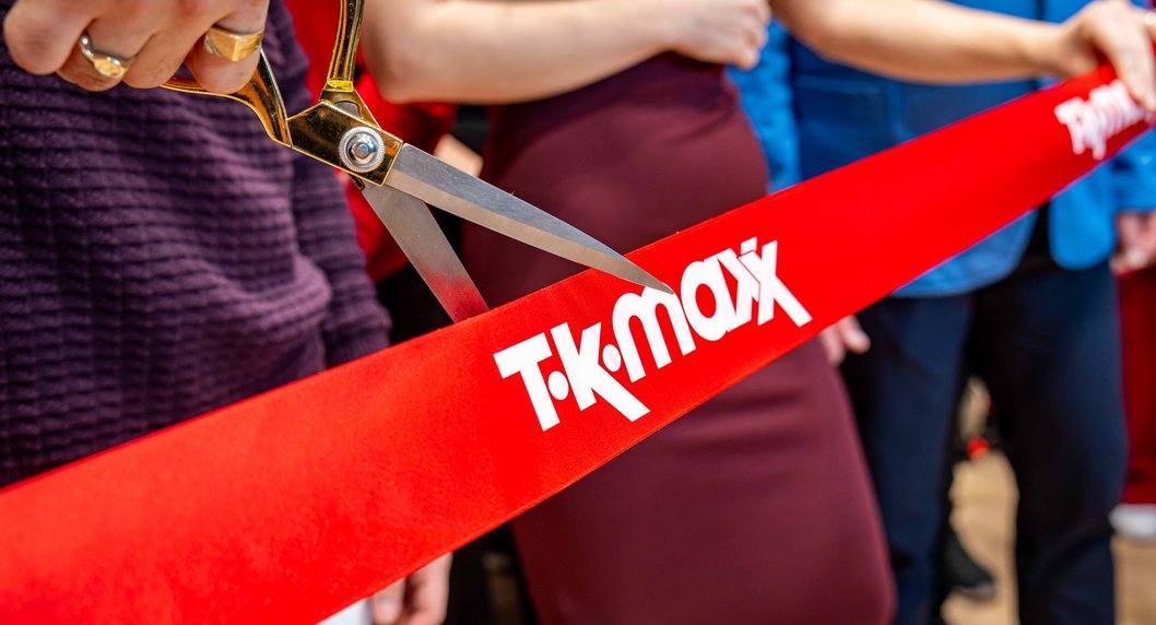 TK Maxx Band wird durchgeschnitten