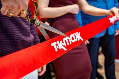 TK Maxx Band wird durchgeschnitten