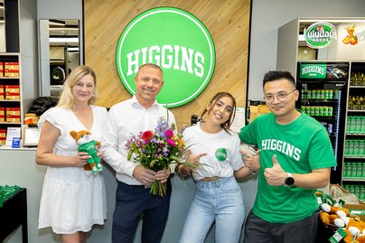 Higgins im Stadion Center - Eröffnung mit 4 Personen am Bild