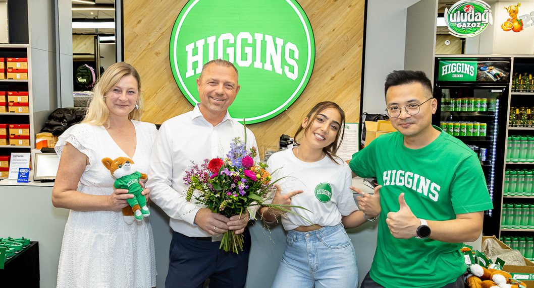 Higgins im Stadion Center - Eröffnung mit 4 Personen am Bild