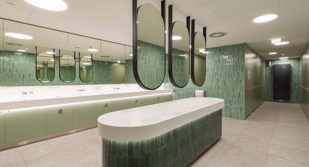 WC im Stadion Center in grün-weiß