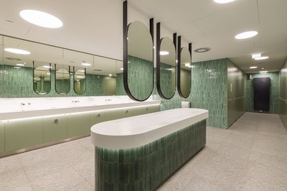 WC im Stadion Center in grün-weiß