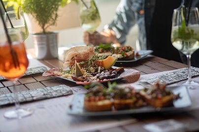 Zwei Teller mit Antipasti auf einem Tisch