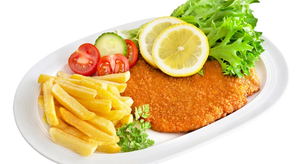 Schnitzel mit Pommes und Salat auf einem Teller