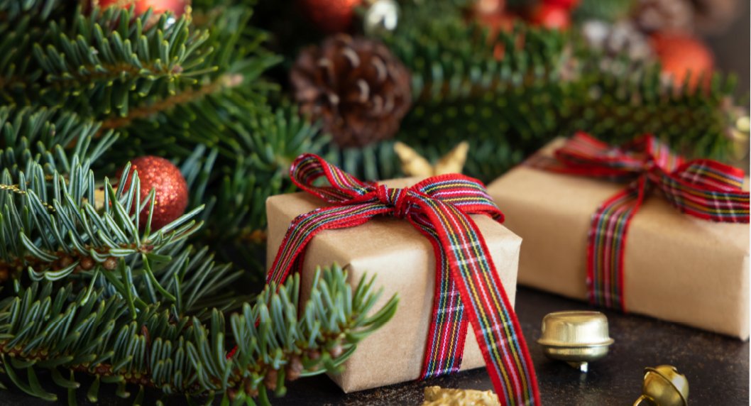 Weihnachtspackerl im Christbaum 