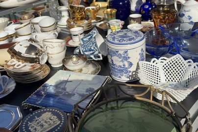 Porzellangeschirr auf Flohmarkt 