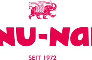weißes Logo mit rotem Schriftzug "NANU-NANA seit 1972", darüber eine rote Illustration von einem Elefanten