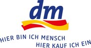 weißes Logo mit dunkelblauer Schrift "dm", unterstrichen von zwei ineinander geschwungenen Balken in rot und gelb, darunter blauer Slogan "Hier bin ich Mensch Hier Kauf ich ein"