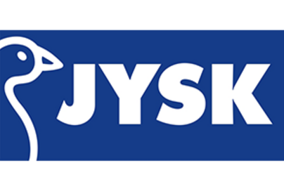 dunkelblaues Logo mit weißem Schriftzug "Jysk", links daneben eine Skizze einer Gans