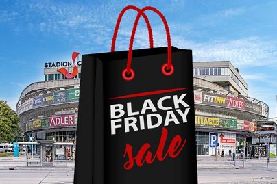 schwarzes Black Friday Sackerl vor dem Stadion Center 