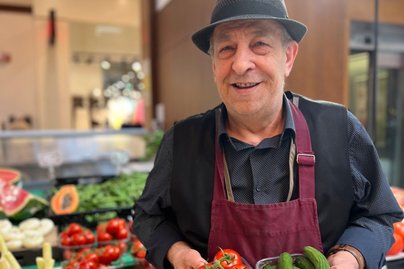 Mann mit Tomaten und Gurken in der Hand