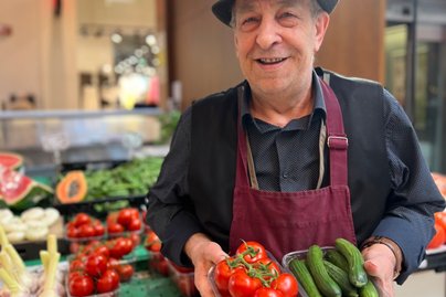 Mann mit Tomaten und Gurken in der Hand