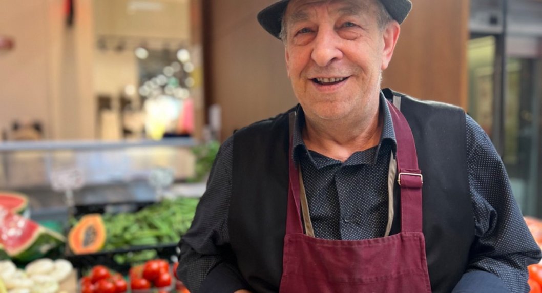 Mann mit Tomaten und Gurken in der Hand