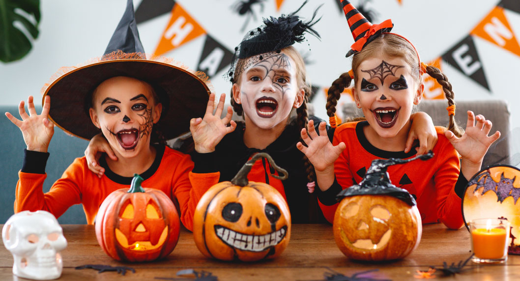 Halloween mit Kindern und Kürbissen